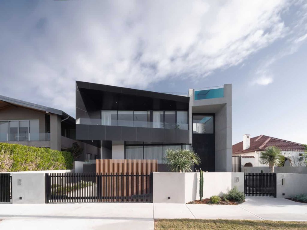 Glass Swimming Pools: Enhance Your Luxury Home Aesthetics